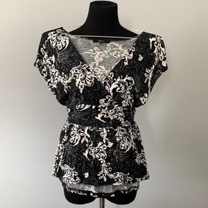 Express black & white shirt! Excellent used condition. Barely worn. Size XS